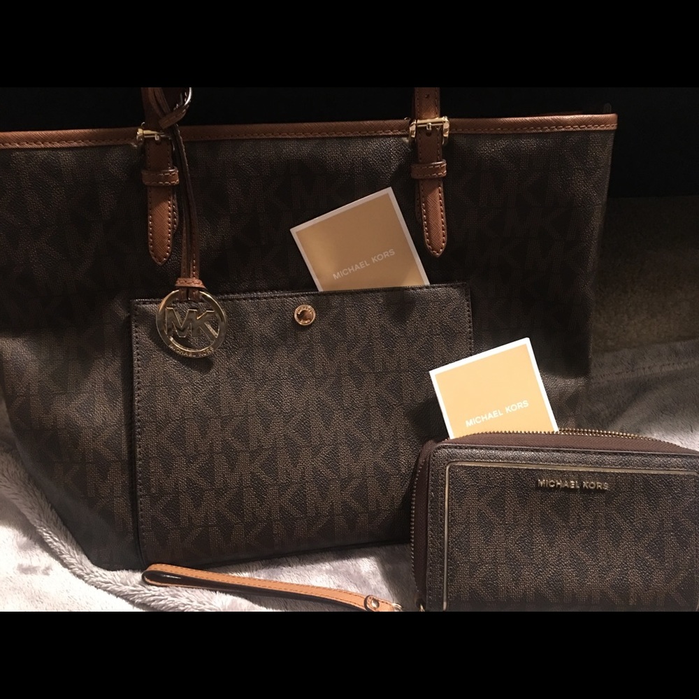 MK Signature Tote and matching wallet. - Picture 7 of 8